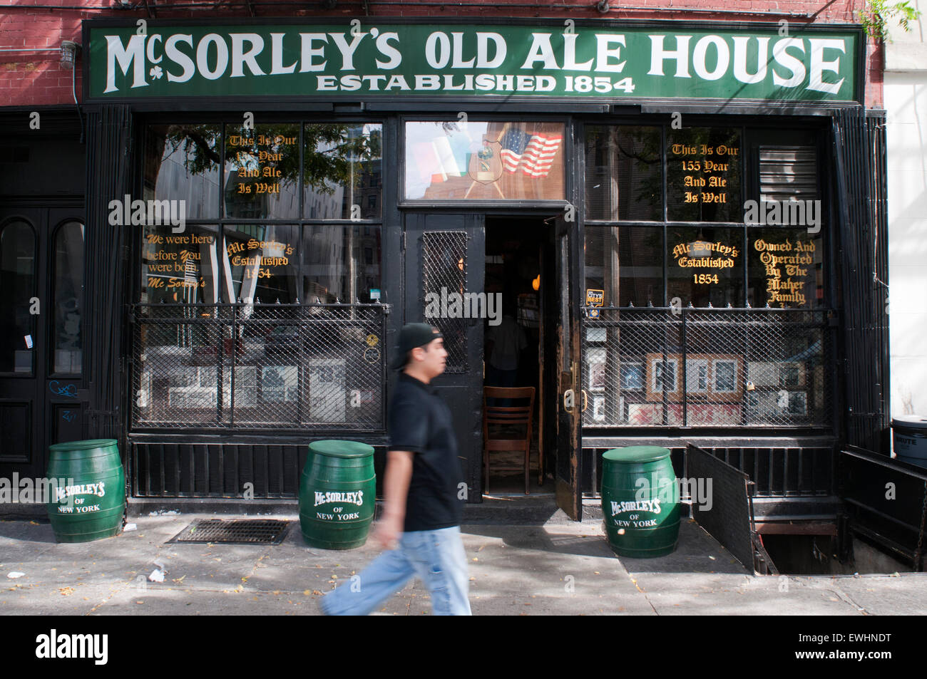 Brewery McSorley's Old Ale Hose in the East Village. With over 100 years standing, for real beer is passed according to his owner, presidents, residents, authors and thieves and they have raised their drink and have provided uttering the phrase 'Be nice or go away.' Works since 1854. This quirky bar where they make themselves their own beer is a good place to stop along the way and enjoy a good fish (7-10 U.S. $), soup or sandwiches 3.5 U.S. $ 4 U.S. $ accompanied by an authentic cold beer. Stock Photo