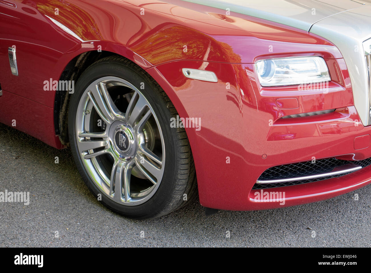 Đấu giá chiếc RollsRoyce phiên bản Bespoke Red Phantom đặc biệt  Báo Công  an Nhân dân điện tử