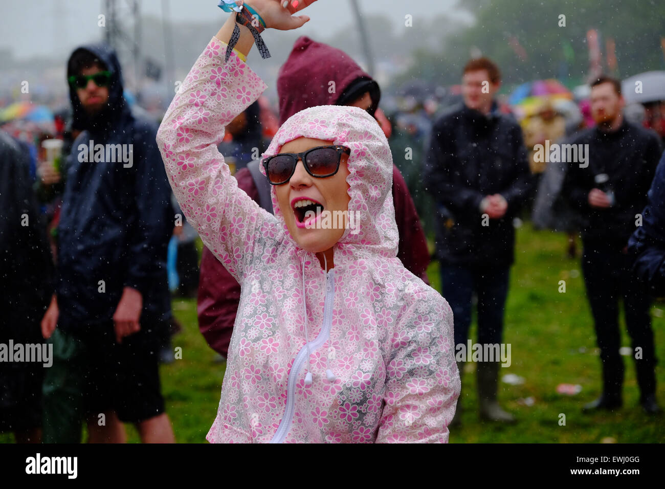 Glastonbury Festival, Somerset, UK. 26 June 2015. Several heavy downpours soaked the crowd during the afternoon. Despite the soaking spirits remained high and the Glastonbury mood prevailed. Credit:  Tom Corban/Alamy Live News Stock Photo