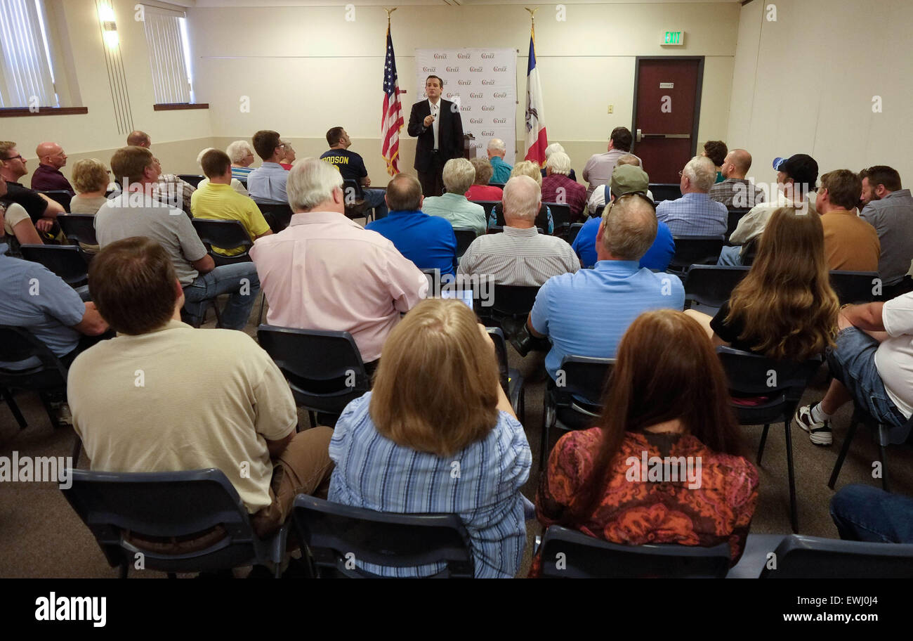 Sheldon, Iowa, USA. 26th June, 2015. TED CRUZ (RTX) speaks to a small