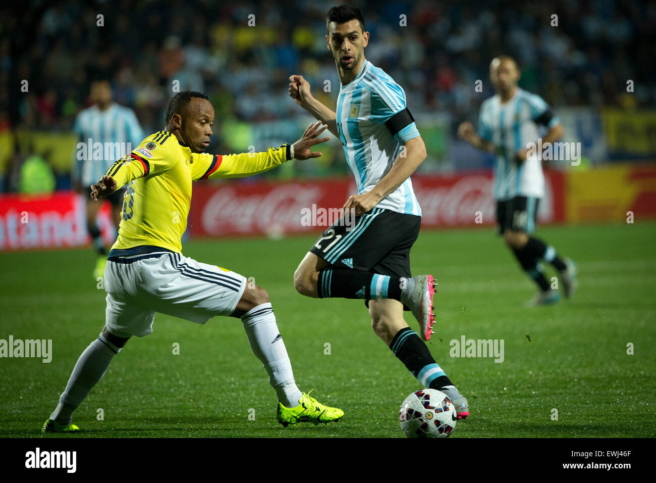 Vina Del Mar, Chile. 26th June, 2015. Argentina's Javier Pastore (R) vies the ball with Colombia's Juan Zuniga during the quarter-final match between Argentina and Colombia at the Copa America Chile 2015 in the El Sausalito Stadium, in Vina del Mar city, Chile, on June 26, 2015. Credit:  Pedro Mera/Xinhua/Alamy Live News Stock Photo