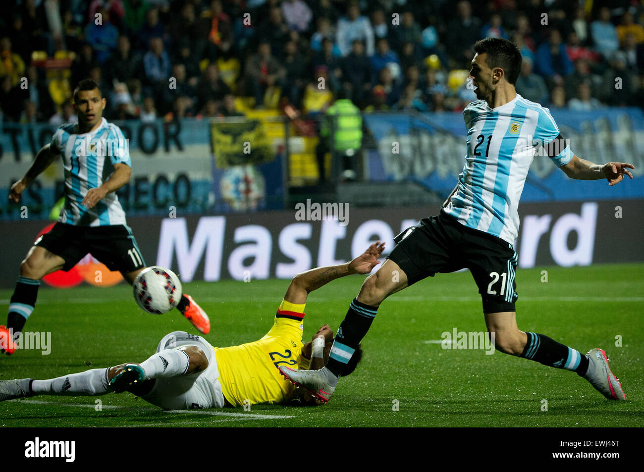 Vina Del Mar, Chile. 26th June, 2015. Argentina's Javier Pastore (R) vies the ball with Colombia's Jeison Murillo during the quarter-final match between Argentina and Colombia at the Copa America Chile 2015 in the El Sausalito Stadium, in Vina del Mar city, Chile, on June 26, 2015. Credit:  Pedro Mera/Xinhua/Alamy Live News Stock Photo