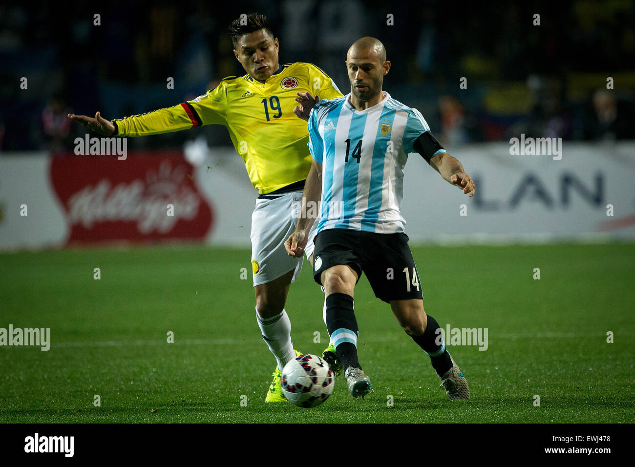 Vina Del Mar, Chile. 26th June, 2015. Argentina's Javier Mascherano (R) vies the ball with Colombia's Teofilo Gutierrez during the quarter-final match between Argentina and Colombia at the Copa America Chile 2015 in the El Sausalito Stadium, in Vina del Mar city, Chile, on June 26, 2015. Credit:  Pedro Mera/Xinhua/Alamy Live News Stock Photo