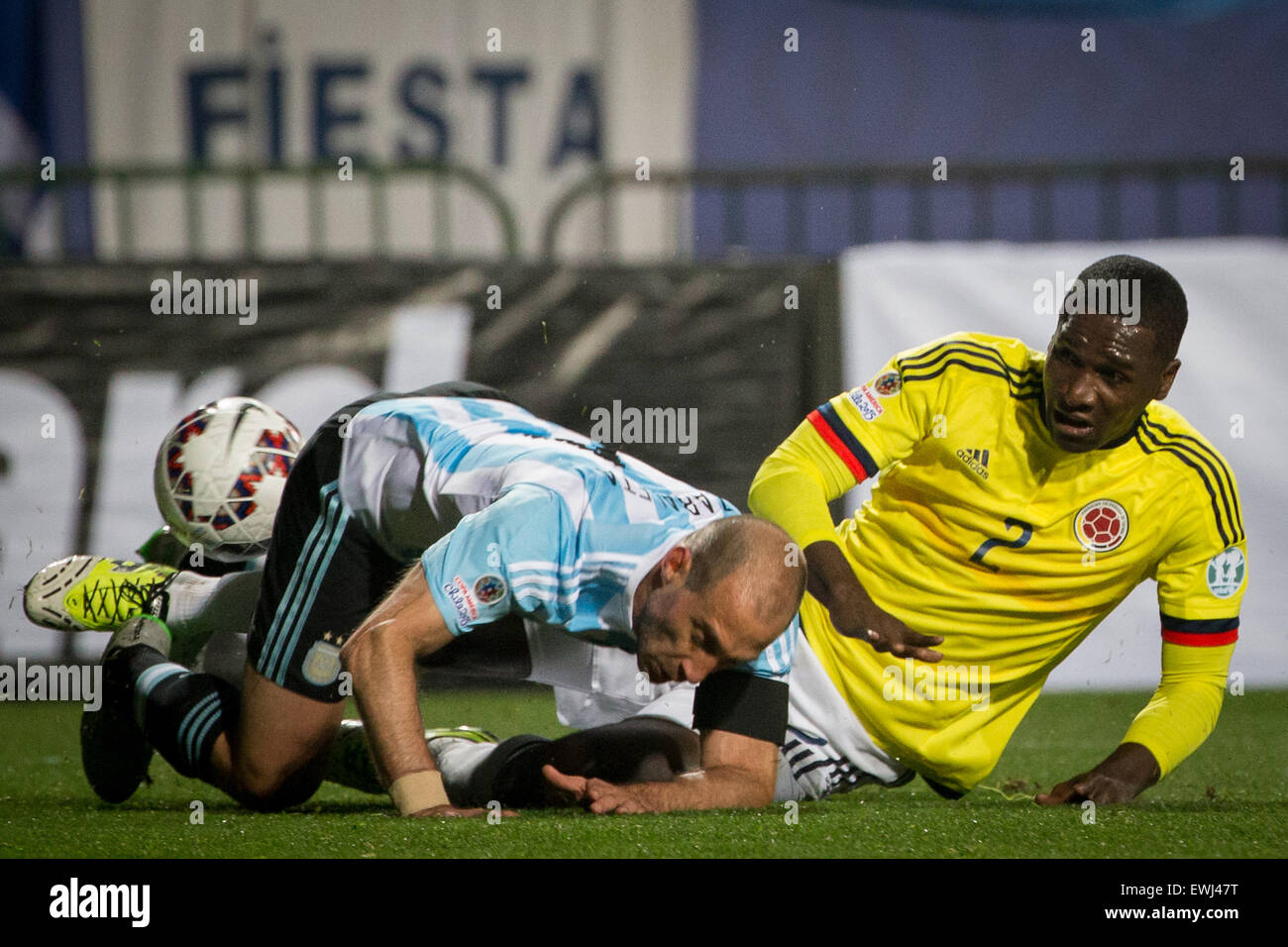 Vina Del Mar, Chile. 26th June, 2015. Argentina's Pablo Zabaleta (L) vies the ball with Colombia's Cristian Zapata during the quarter-final match between Argentina and Colombia at the Copa America Chile 2015 in the El Sausalito Stadium, in Vina del Mar city, Chile, on June 26, 2015. Credit:  Pedro Mera/Xinhua/Alamy Live News Stock Photo