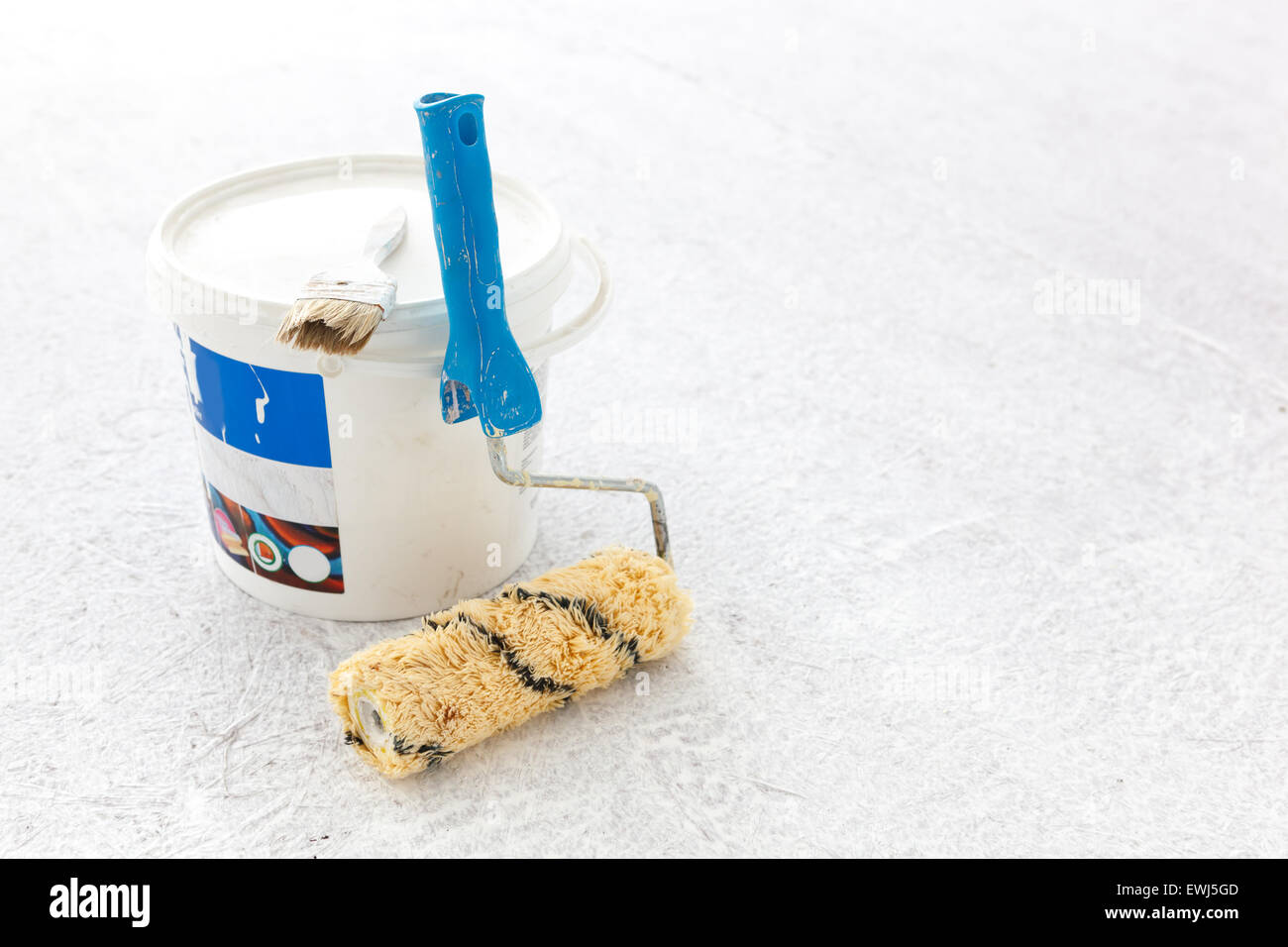 Paint bucket with roller brush on white background Stock Photo - Alamy