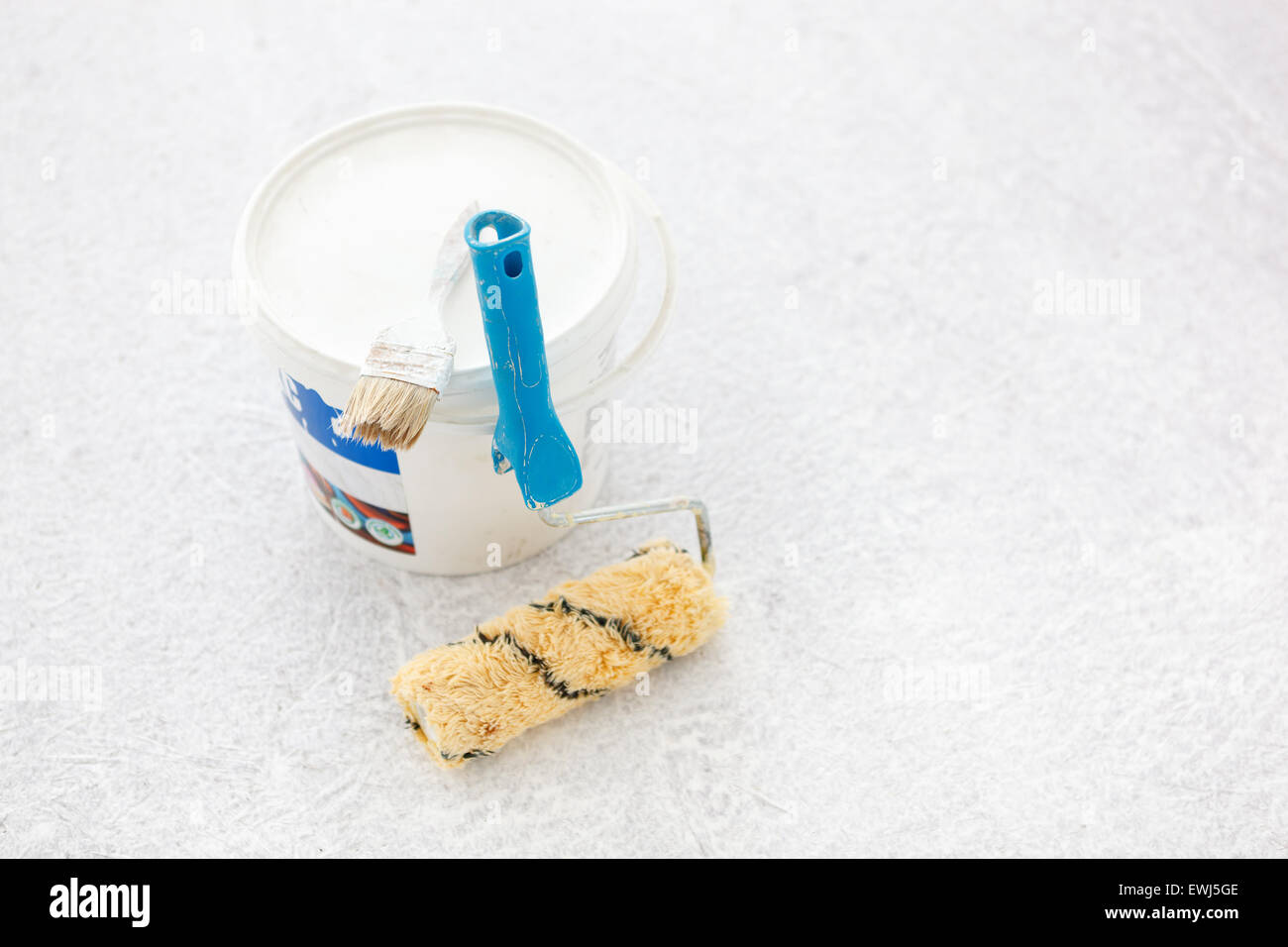 Paint bucket with roller brush on white background Stock Photo - Alamy