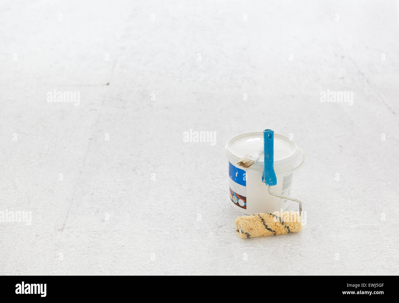 Paint bucket with roller brush on white background Stock Photo - Alamy