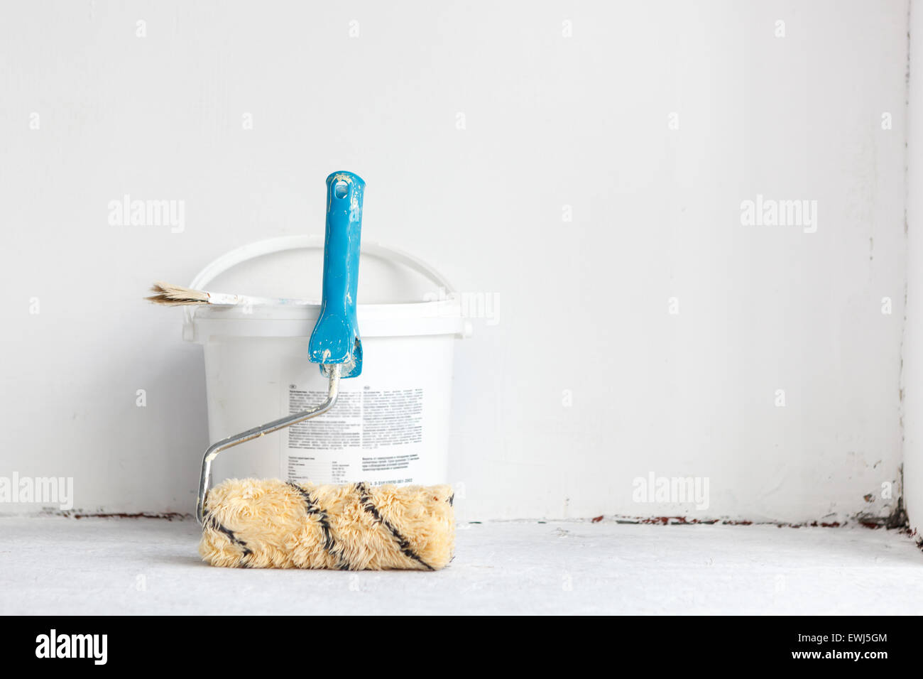 Paint bucket with roller brush on white background Stock Photo - Alamy