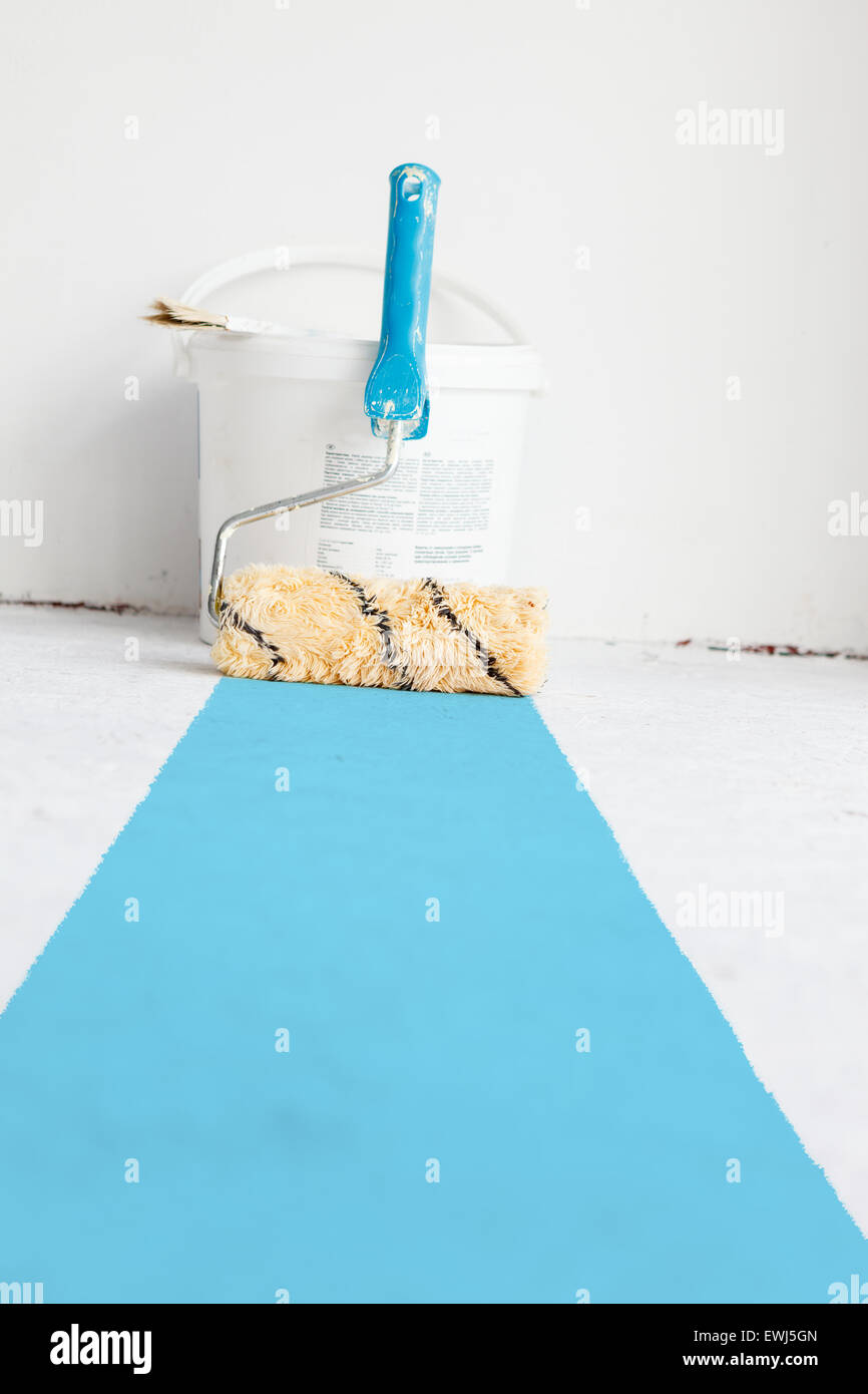 Paint bucket with roller brush on white background Stock Photo - Alamy