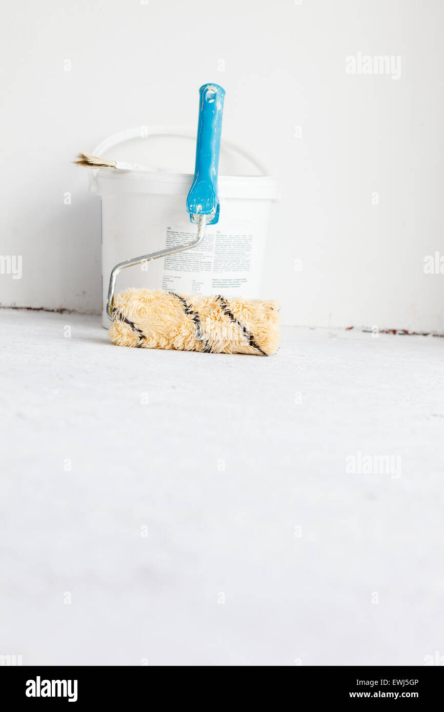 Paint bucket with roller brush on white background Stock Photo - Alamy