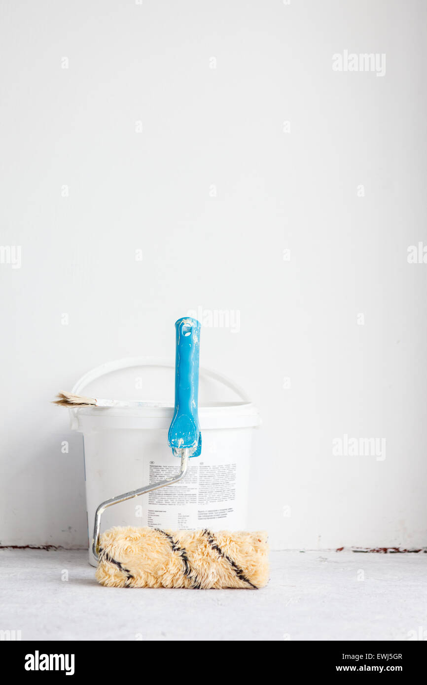 Paint bucket with roller brush on white background Stock Photo - Alamy