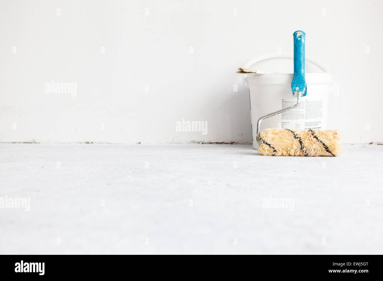 Paint bucket with roller brush on white background Stock Photo - Alamy