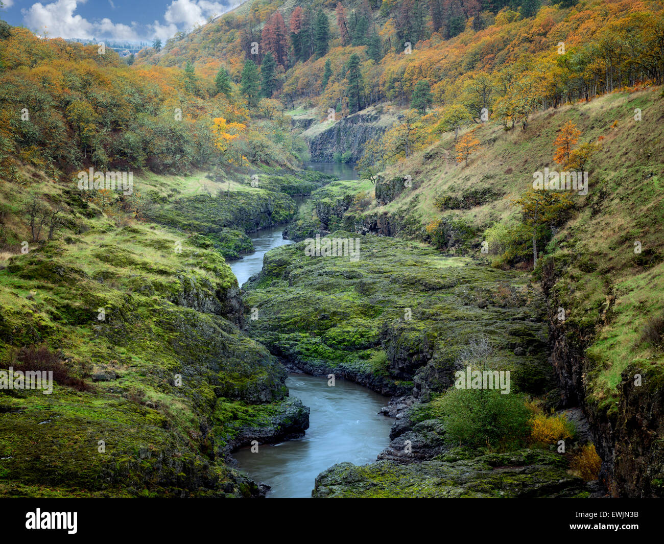 Klickitat River with fall color. Washington Stock Photo Alamy