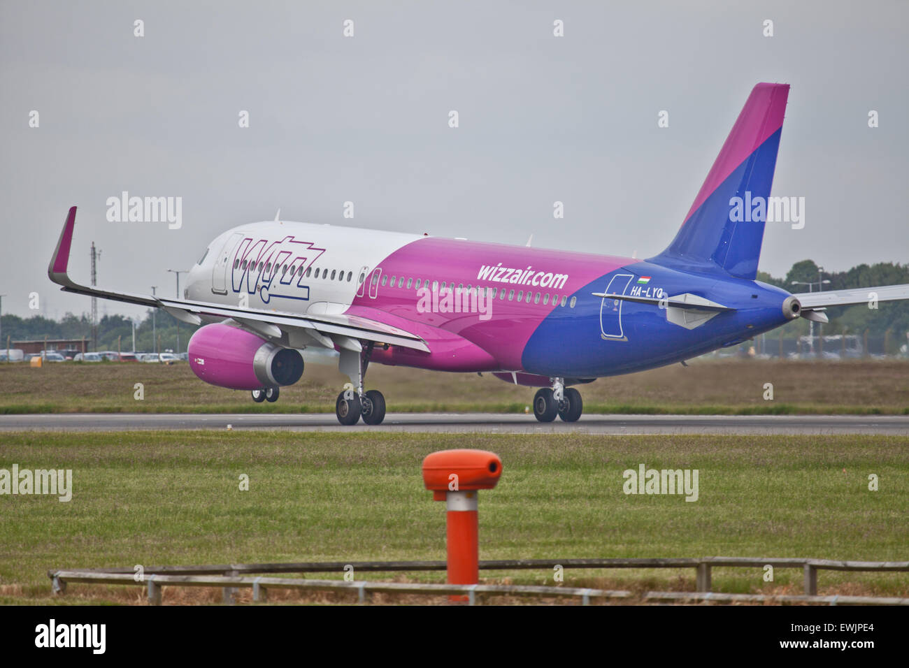 Wizz Air Airbus a320 HA-LYQ taking off from London-Luton Airport LTN ...