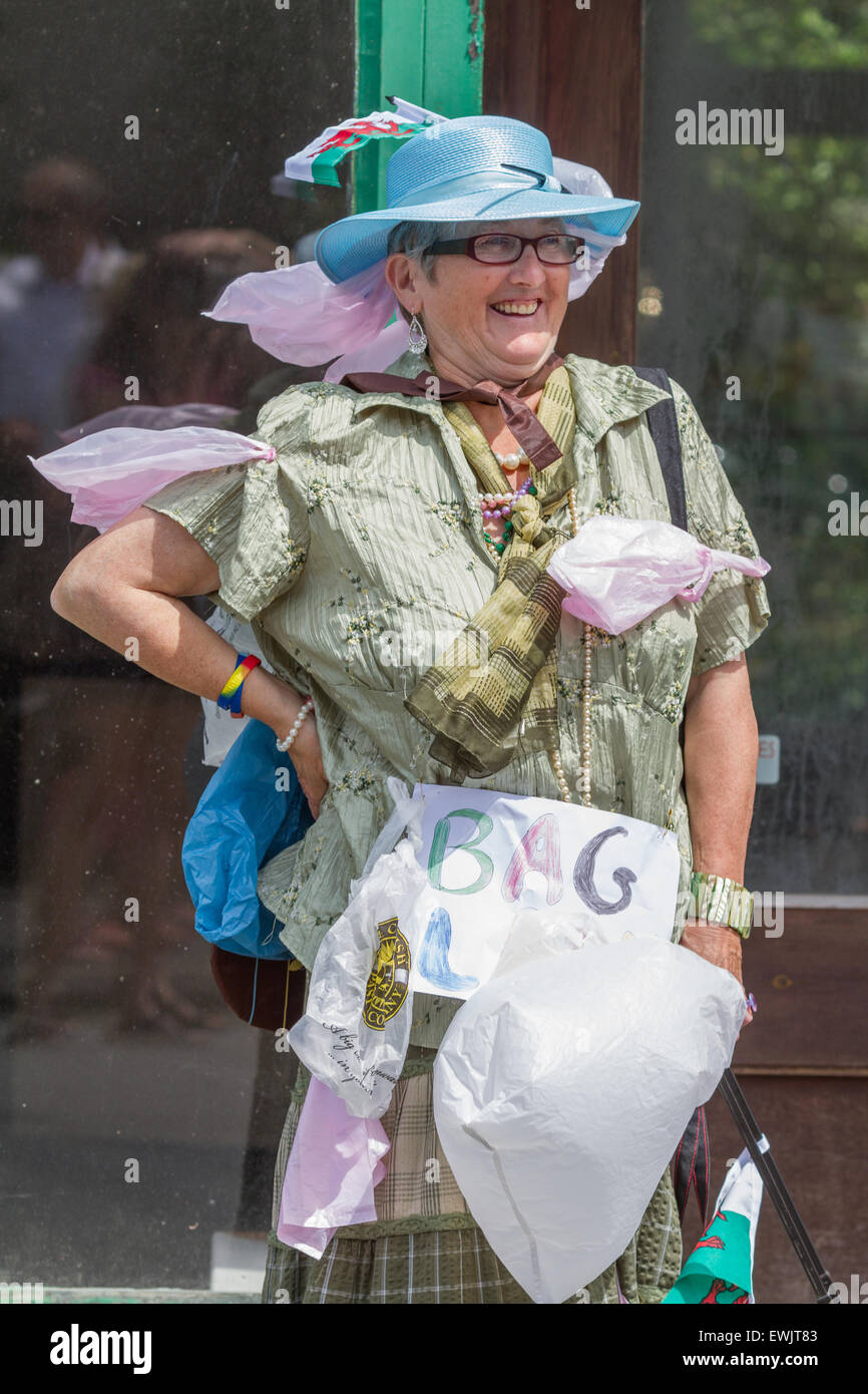Bag lady hi-res stock photography and images - Alamy
