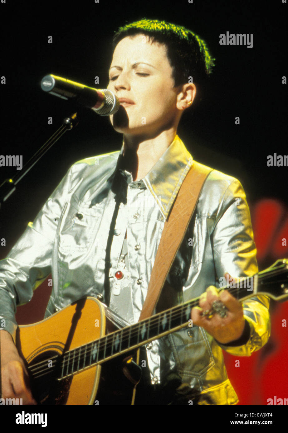 THE CRANBERRIES Irish rock group with Dolores O'Riordan in 1995 Stock Photo Alamy