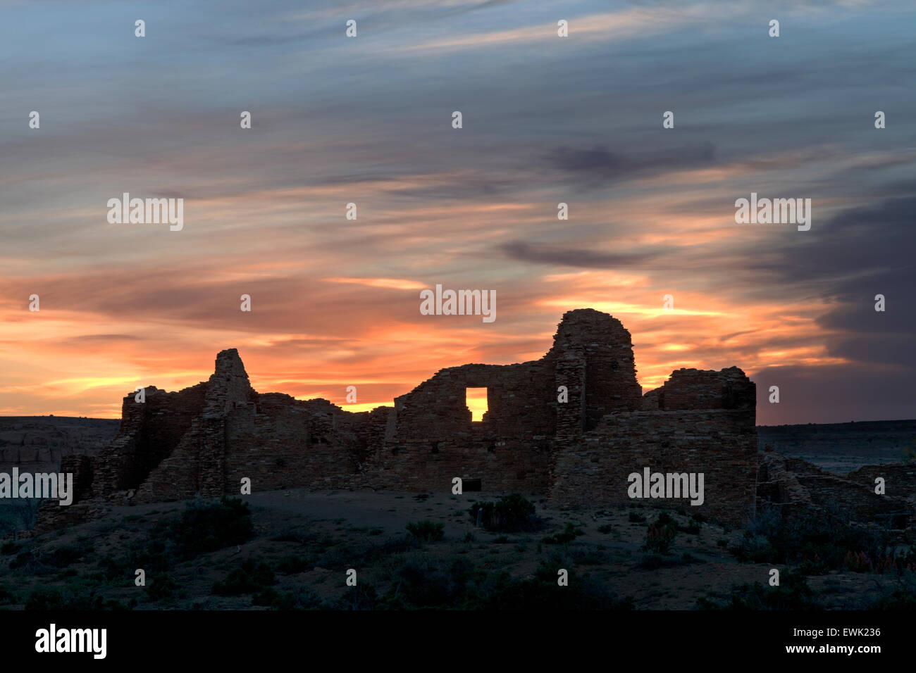 The sun sets behind Pueblo Del Arroyo. The site of Pueblo Del Arroyo lies within the Chaco Culture National Historic Park in New Stock Photo