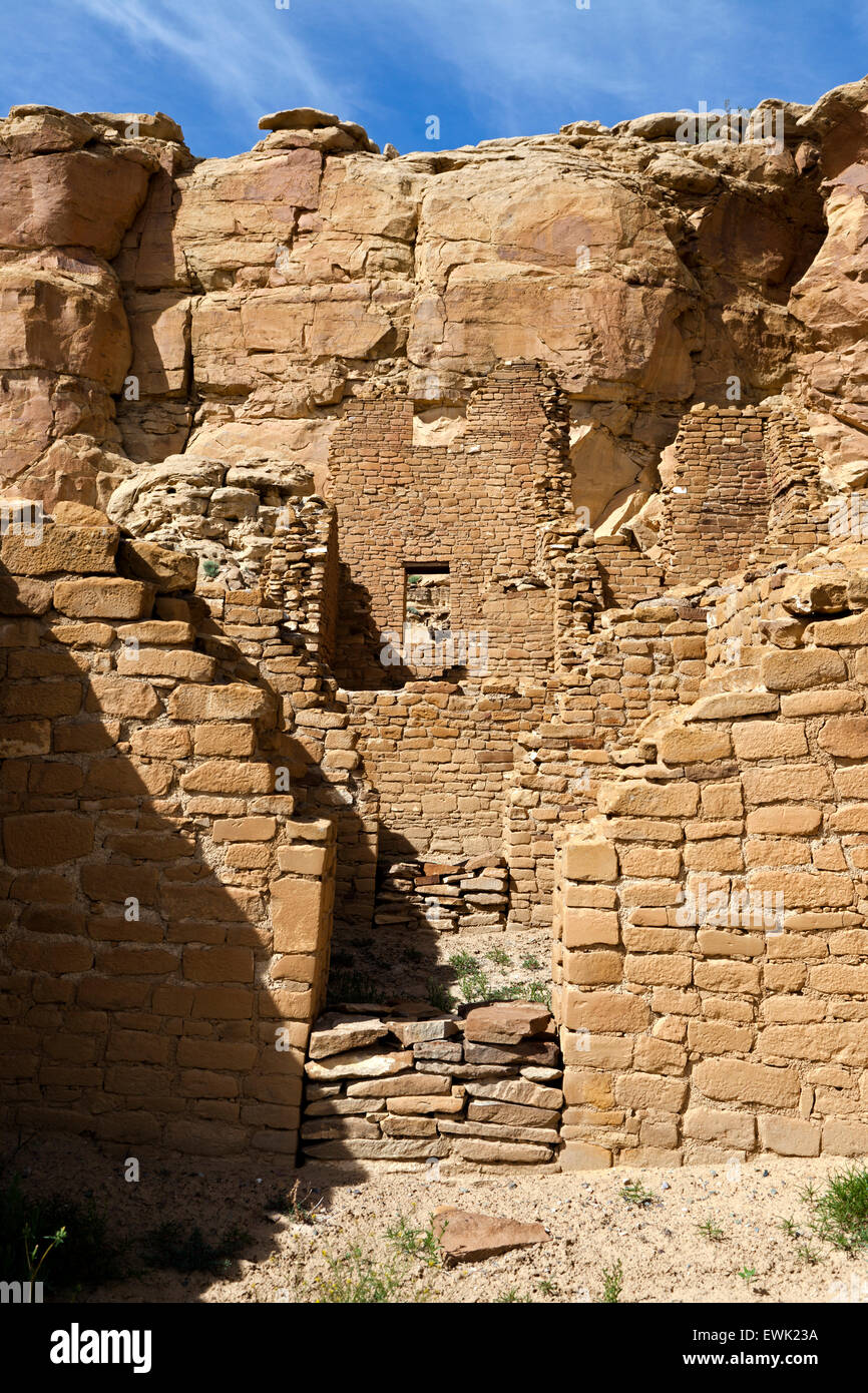 Rock walls and cliff face at the Kin Kletso site within Chaco Culture National Historic Park Stock Photo