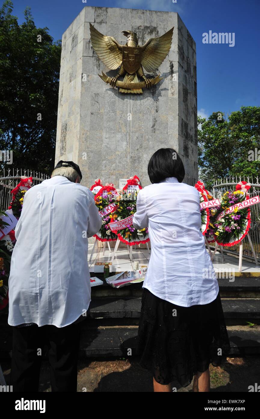 Pontianak, Indonesia. 28th June, 2015. People pray in front of the Juang Mandor Monument after a memorial ceremony in Mandor town, near Pontianak, capital of West Kalimantan Province, Indonesia, June 28, 2015. People commemorate the massacre of local residents in West Kalimantan by Japanese troops in WWII on Sunday. © Zulkarnain/Xinhua/Alamy Live News Stock Photo