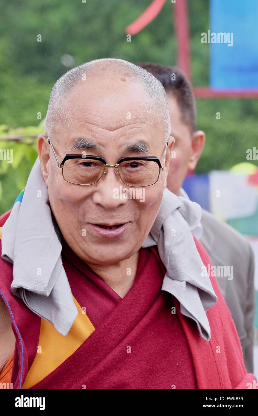 Glastonbury Festival, Somerset, UK. 28th June 2015. His Holiness the 14th Dali Lama celebrated his 80th year whilst addressing the Glastonbury Festival from the Peace Garden where a large crowd sang 'Happy Birthday to You'. Security was tight during his visit where there were some demonstrators. Credit:  Tom Corban/Alamy Live News Stock Photo