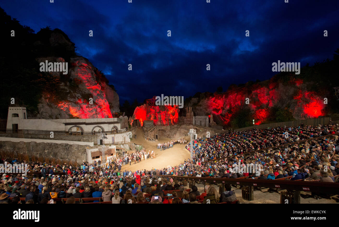  Foto zu Bad Segeberg, Germany. 27th June, 2015. The ensemble bows on the 