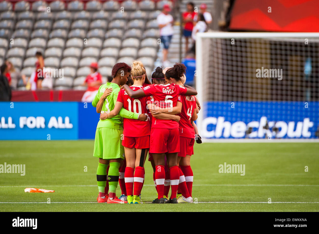Vancouver, Canada. 27th June, 2015. Canada players huddle and midfield following the quarterfinal match between Canada and England at the FIFA Women's World Cup Canada 2015 at BC Place Stadium. England won the match 2-1. Credit:  Matt Jacques/Alamy Live News Stock Photo