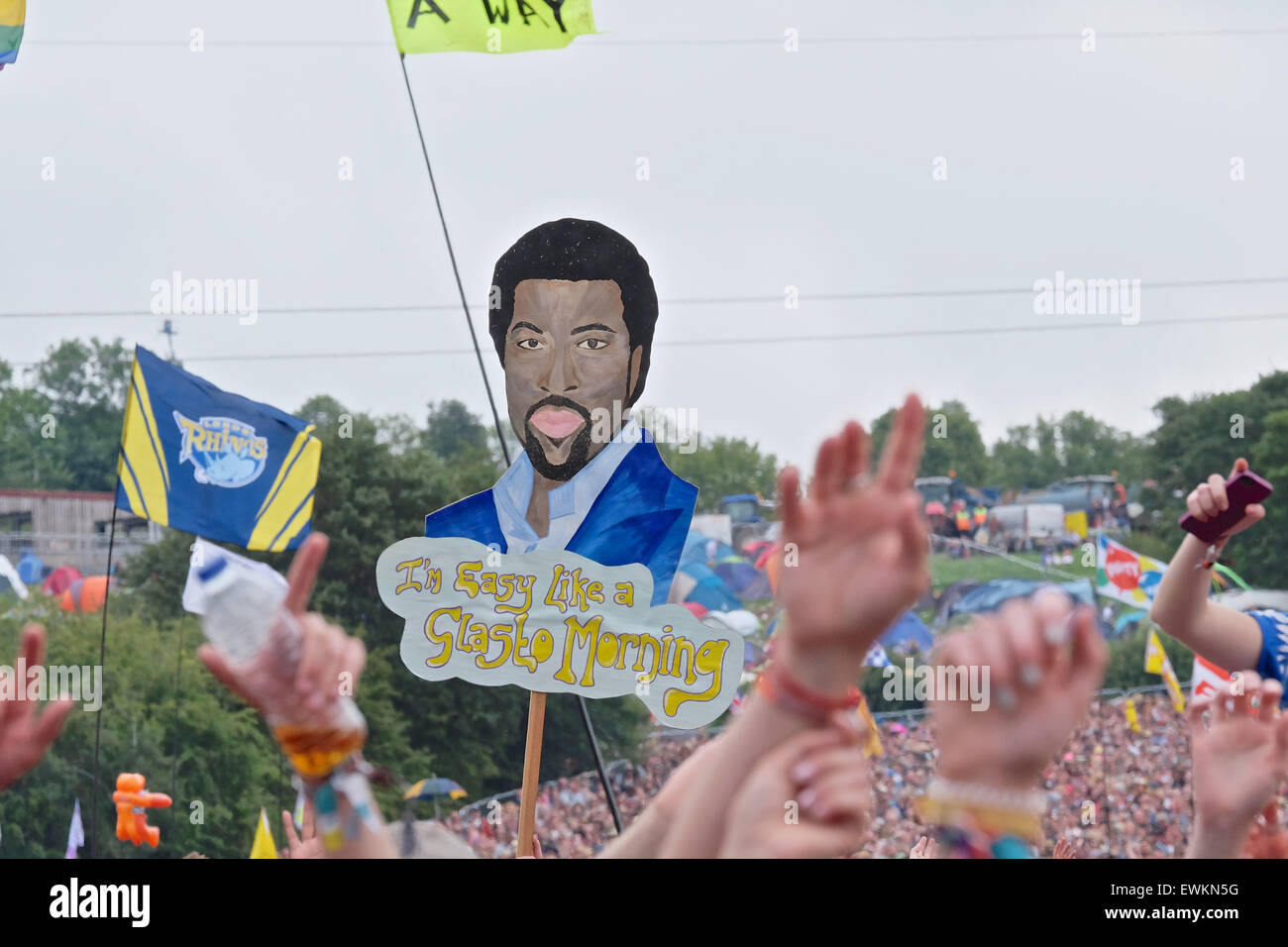Glastonbury Festival, Somerset, UK. 28 June 2015. The crowd shows its appreciation as Lionel Richie performs live during his first ever British festival appearance in the traditional Sunday 'legend' spot  on the Pyramid Stage on Sunday at the 2015 Glastonbury Festival. Credit:  Tom Corban/Alamy Live News Stock Photo