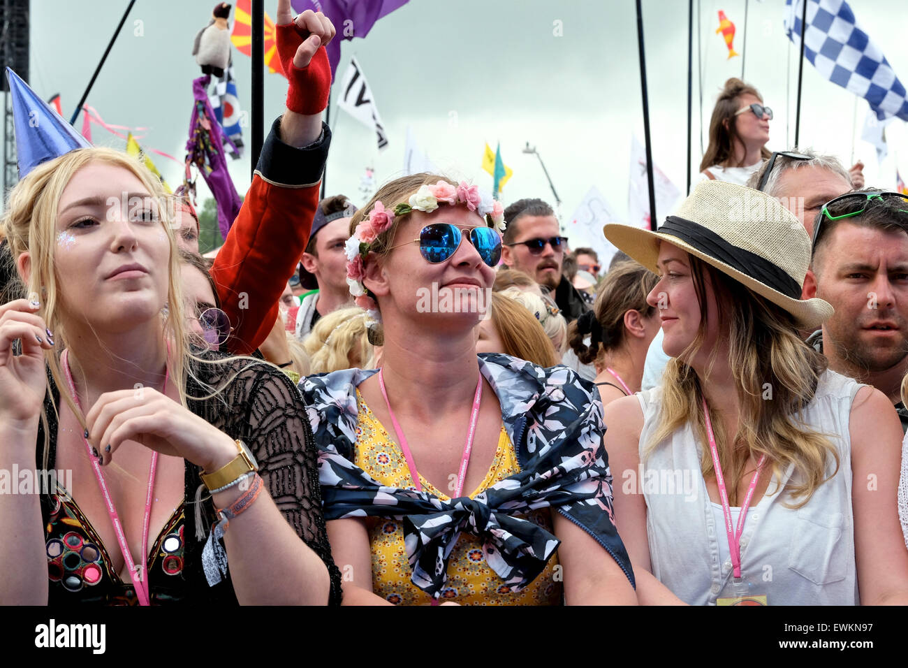 Glastonbury Festival, Somerset, UK. 28 June 2015. The crowd shows its appreciation as Lionel Richie performs live during his first ever British festival appearance in the traditional Sunday ÒlegendÓ spot  on the Pyramid Stage on Sunday at the 2015 Glastonbury Festival. Credit:  Tom Corban/Alamy Live News Stock Photo