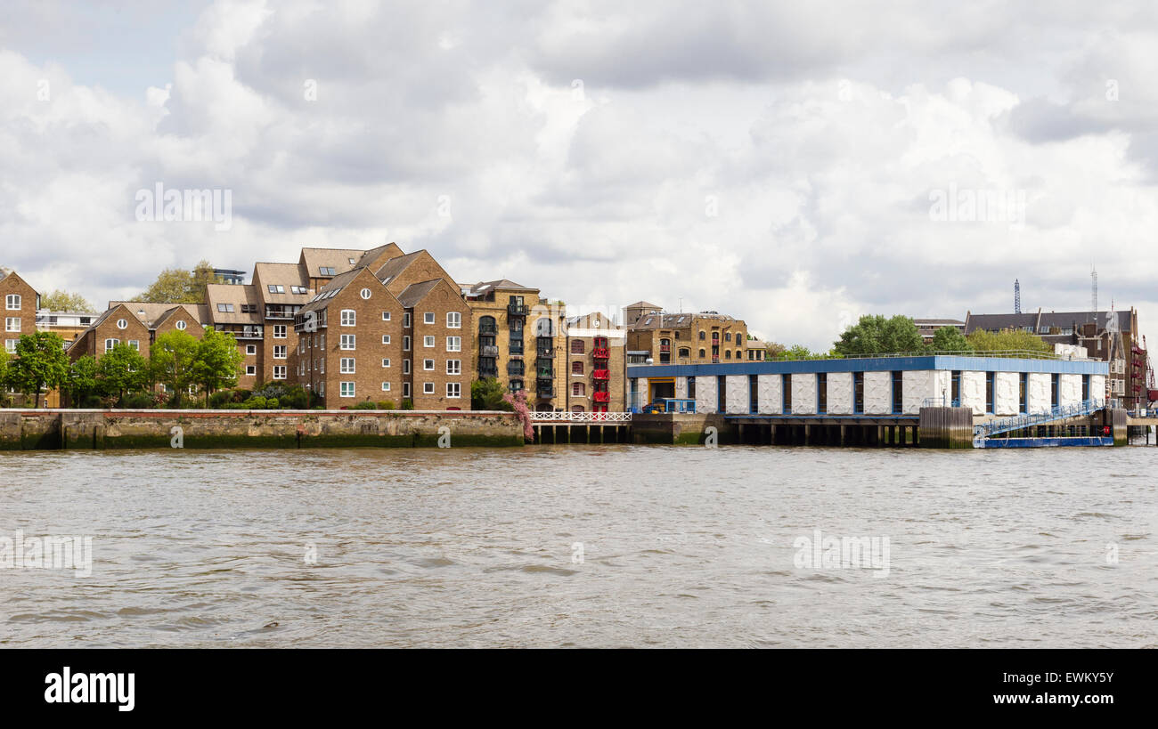 Luxury London Thamesside apartments Stock Photo Alamy
