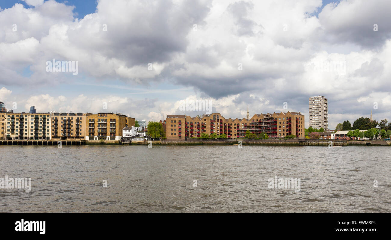 Luxury London Thamesside apartments Stock Photo Alamy