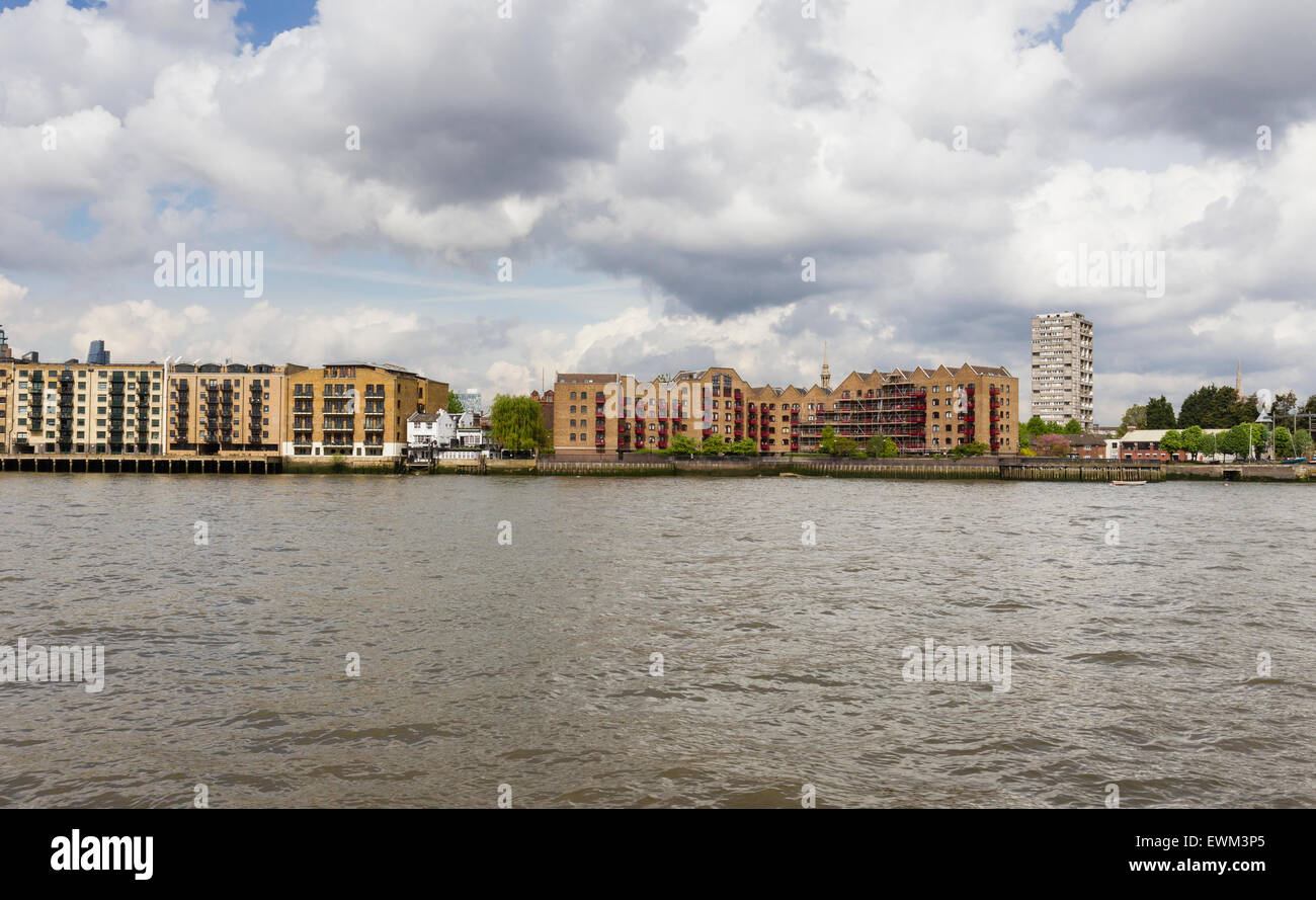 Luxury London Thamesside apartments Stock Photo Alamy