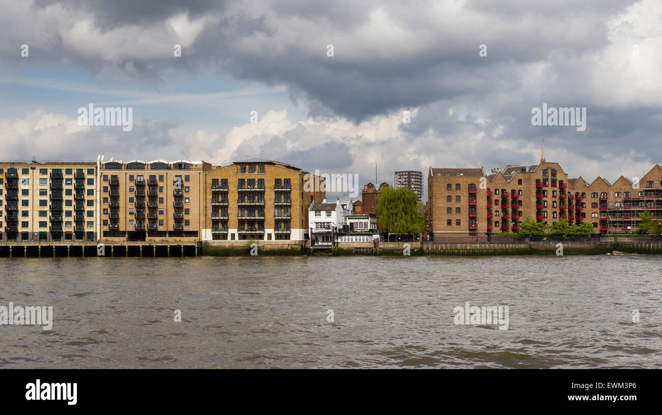 Luxury London Thamesside apartments Stock Photo Alamy