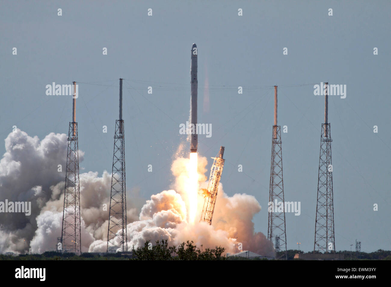 Cape Canaveral, Florida, USA. 28th June, 2015. The SpaceX Falcon 9 commercial rocket blasts off carrying the Dragon capsule on a resupply mission to the International Space Station from Space Launch Complex 40 June 28, 2015 in Cape Canaveral, Florida. The spacecraft suffered a catastrophic failure and broke apart shortly after liftoff, the third cargo mission to fail in eight months. Credit:  Planetpix/Alamy Live News Stock Photo