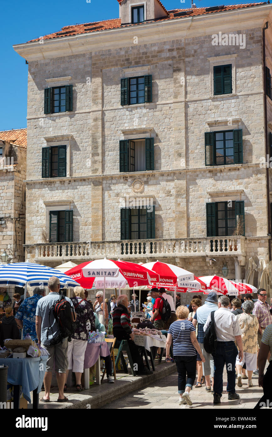 Old european street scene hi-res stock photography and images - Alamy