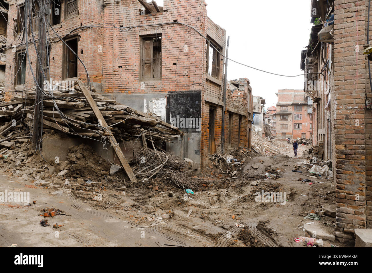 Earthquake damaged house hi-res stock photography and images - Alamy