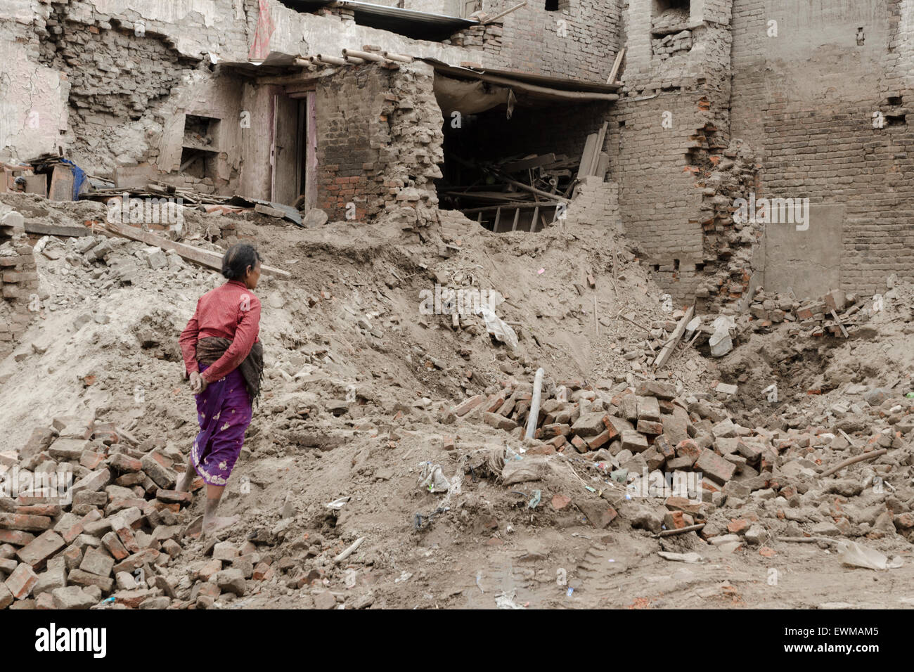 Earthquake nepal 2015 woman hi-res stock photography and images - Alamy