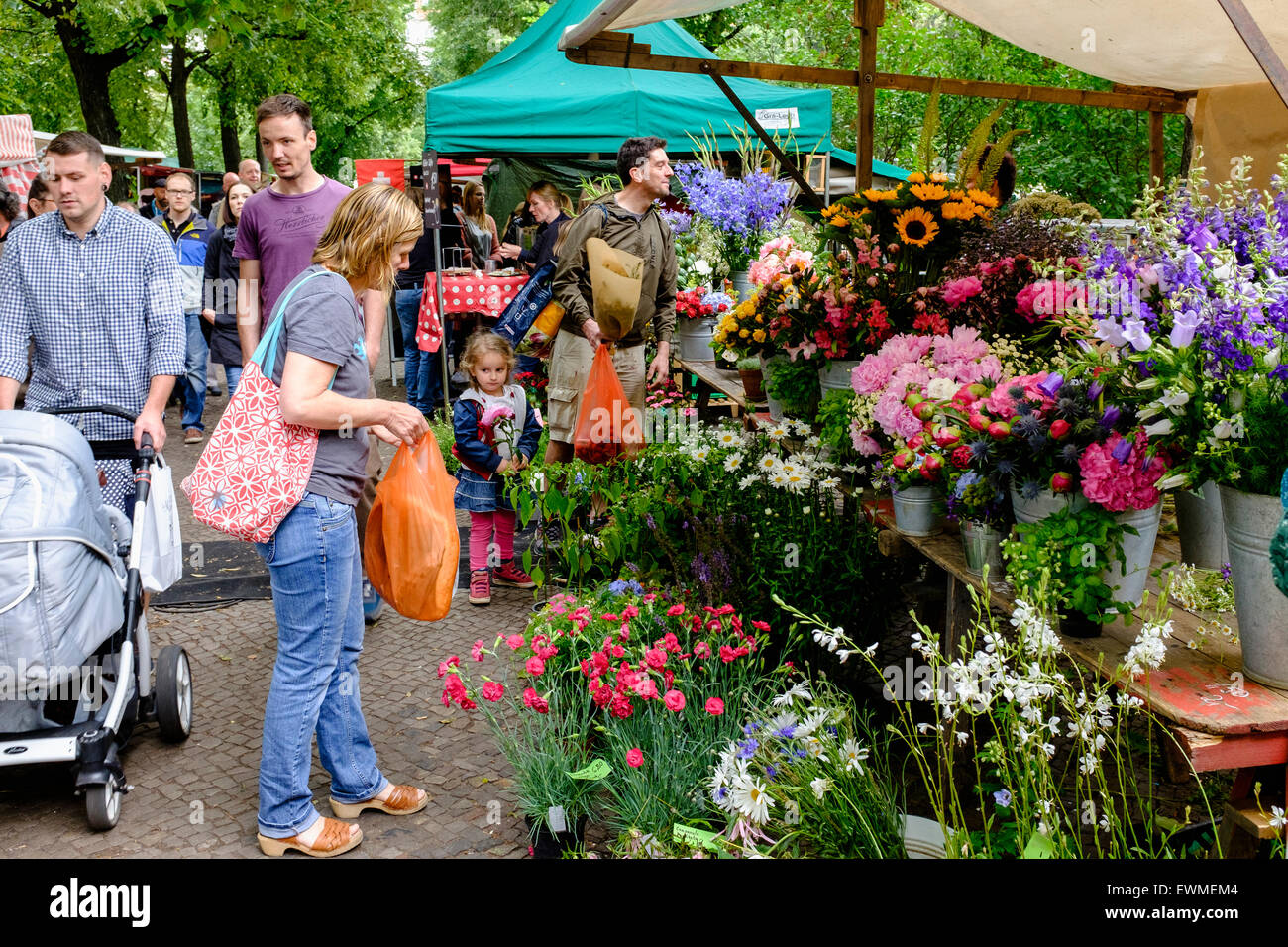Flower stall at Boxhagener Platz Farmers' Market at  the weekend in Friedrichshain Berlin Germany Stock Photo