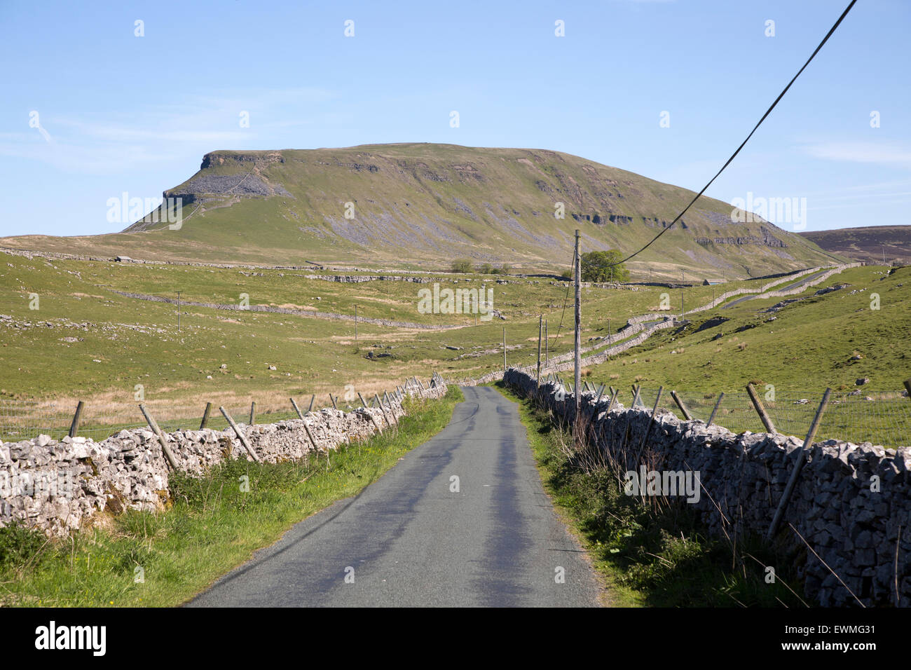 Road and dry stonewalls, Pen Y Ghent, Yorkshire Dales national park, England, UK Stock Photo