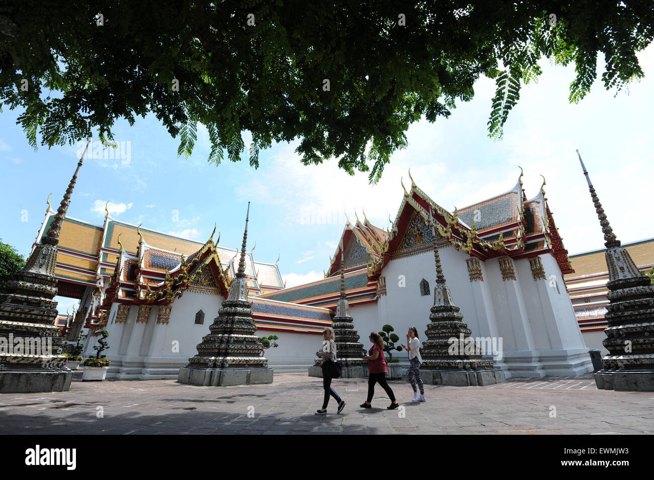 (150629) -- BANGKOK, June 29, 2015 (Xinhua) -- Tourists visit the Wat Pho Temple in Bangkok, Thailand, June 29, 2015. The number of tourists visiting Thailand reached more than 12.4 million between January and May this year, up 24.72 percent year on year, the Tourism Authority of Thailand (TAT) said on June 24. (Xinhua/Rachen Sageamsak) Stock Photo