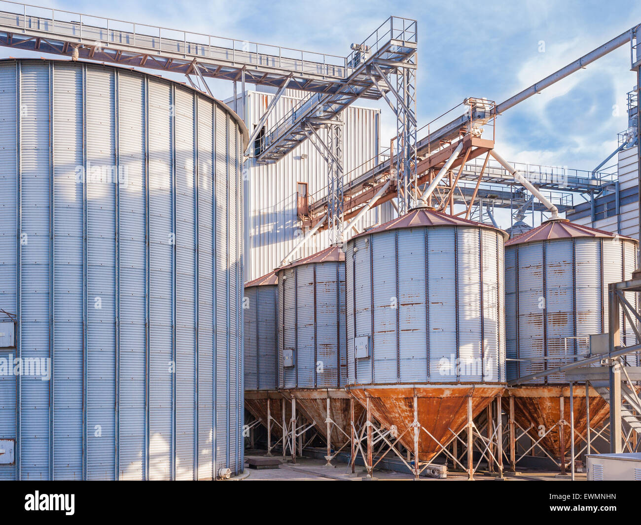 Storage facility cereals and production of biogas; silos and drying ...