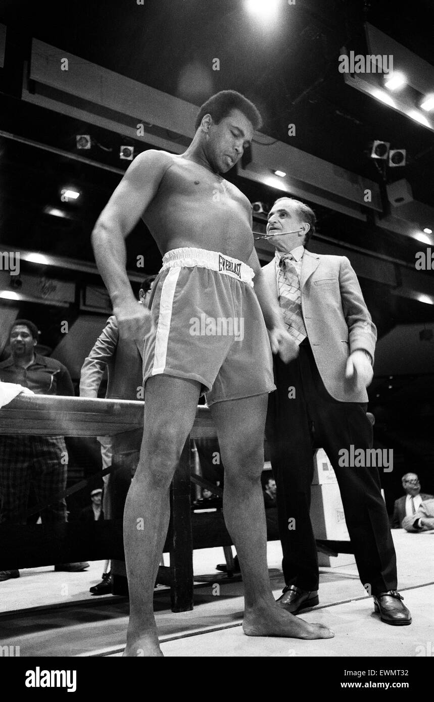 Muhammad Ali having a pre-fight medical ahead of his clash with Smoking Joe Frazier to be held at Madison Square Garden in New York City. 4tn March 1971 Stock Photo