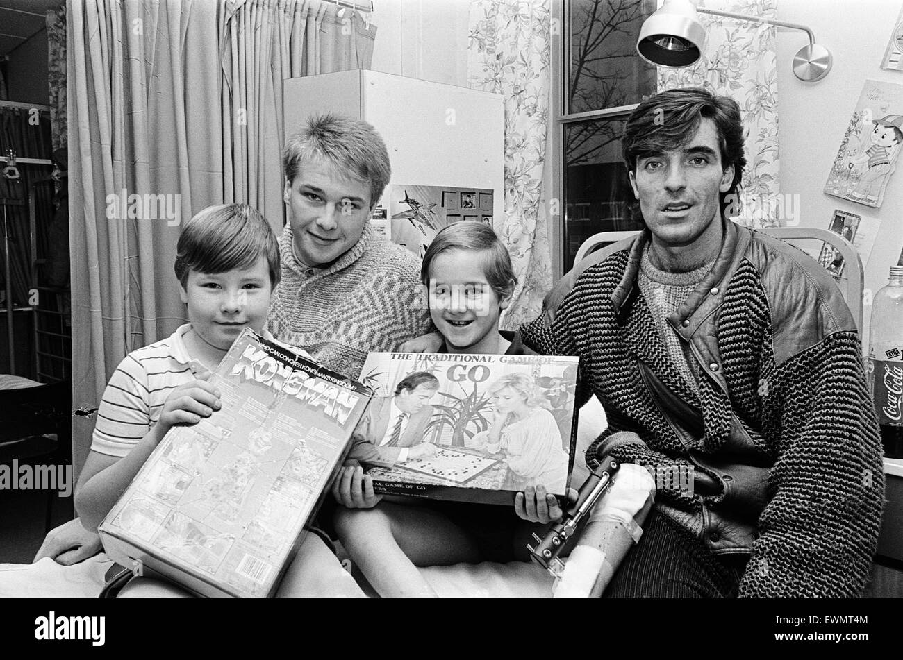 Middlesbrough footballers, including Bernie Slaven, hand out presents donated by kind-hearted Teessiders to the Evening Gazette's Give a Little appeal to children at Middlesbrough General Hospital. 22nd December 1986. Stock Photo