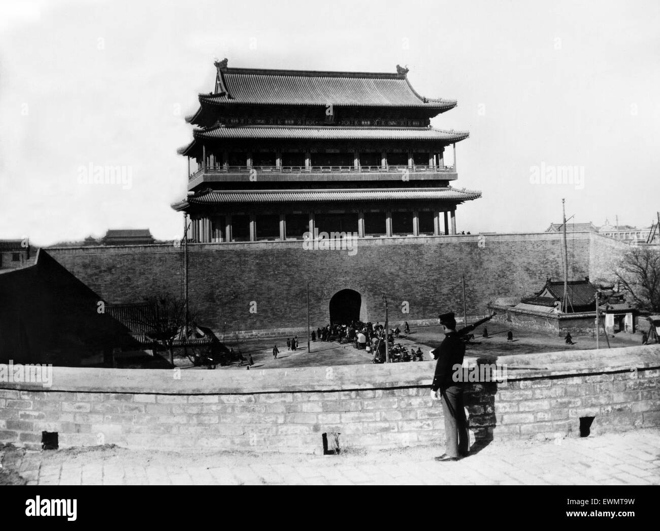 Chinese revolution of 1911 which overthrew China's last imperial dynasty the Qing dynasty and established the Republic of China. An American guard on the Peking Wall overlooking Peking's city gate at Chien-Men. April 1912. Stock Photo