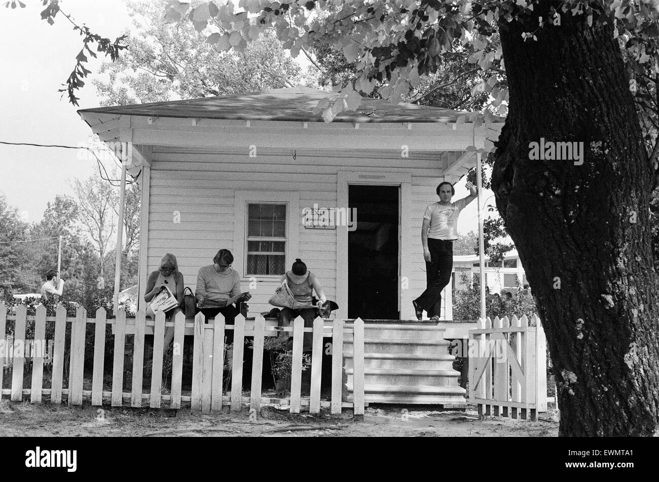 Elvis Presley Fans, visit the birthplace and home of their idol in Tupelo, Lee County, Mississippi, USA, 27th August 1973. Stock Photo