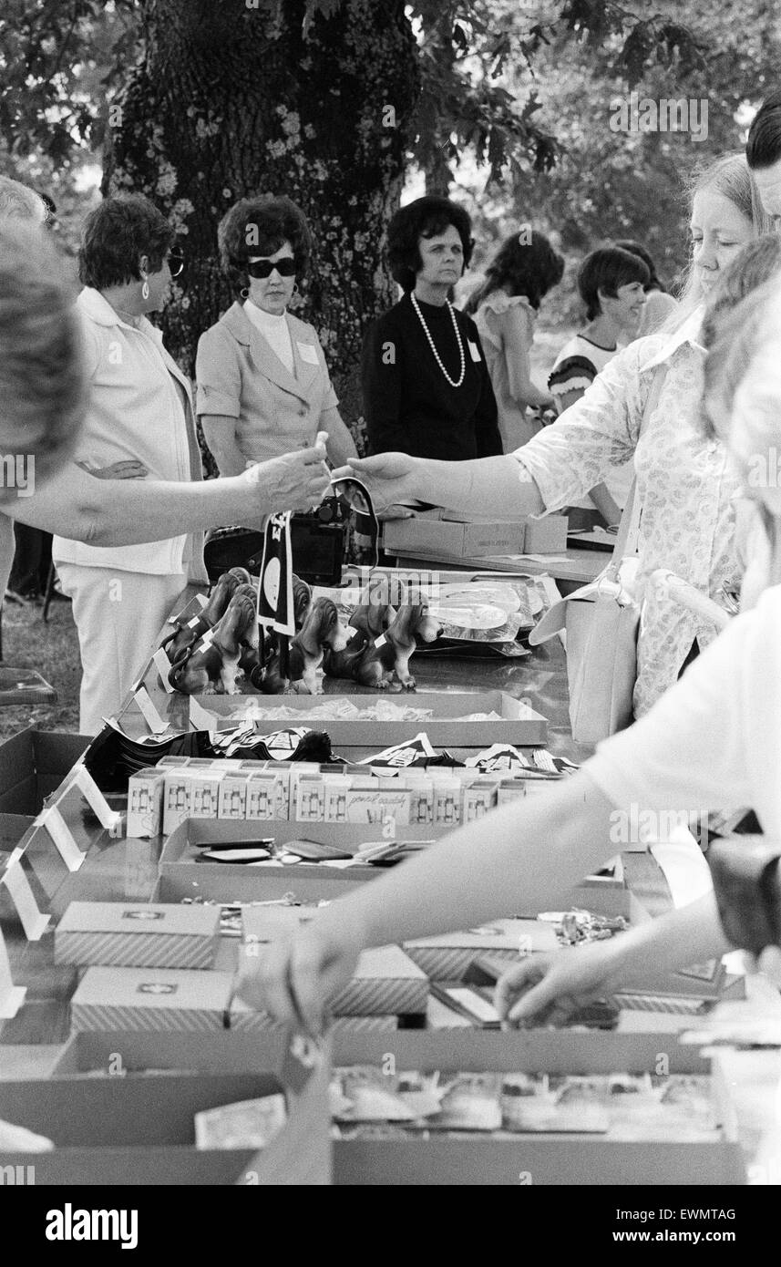 Elvis Presley Fans from Britain, Holland and Denmark browse and buy souvenirs during visit to his house and birthplace in Tupelo, Lee County, Mississippi, USA, 27th August 1973. Supervised by the Ladies of Tupelo. Stock Photo