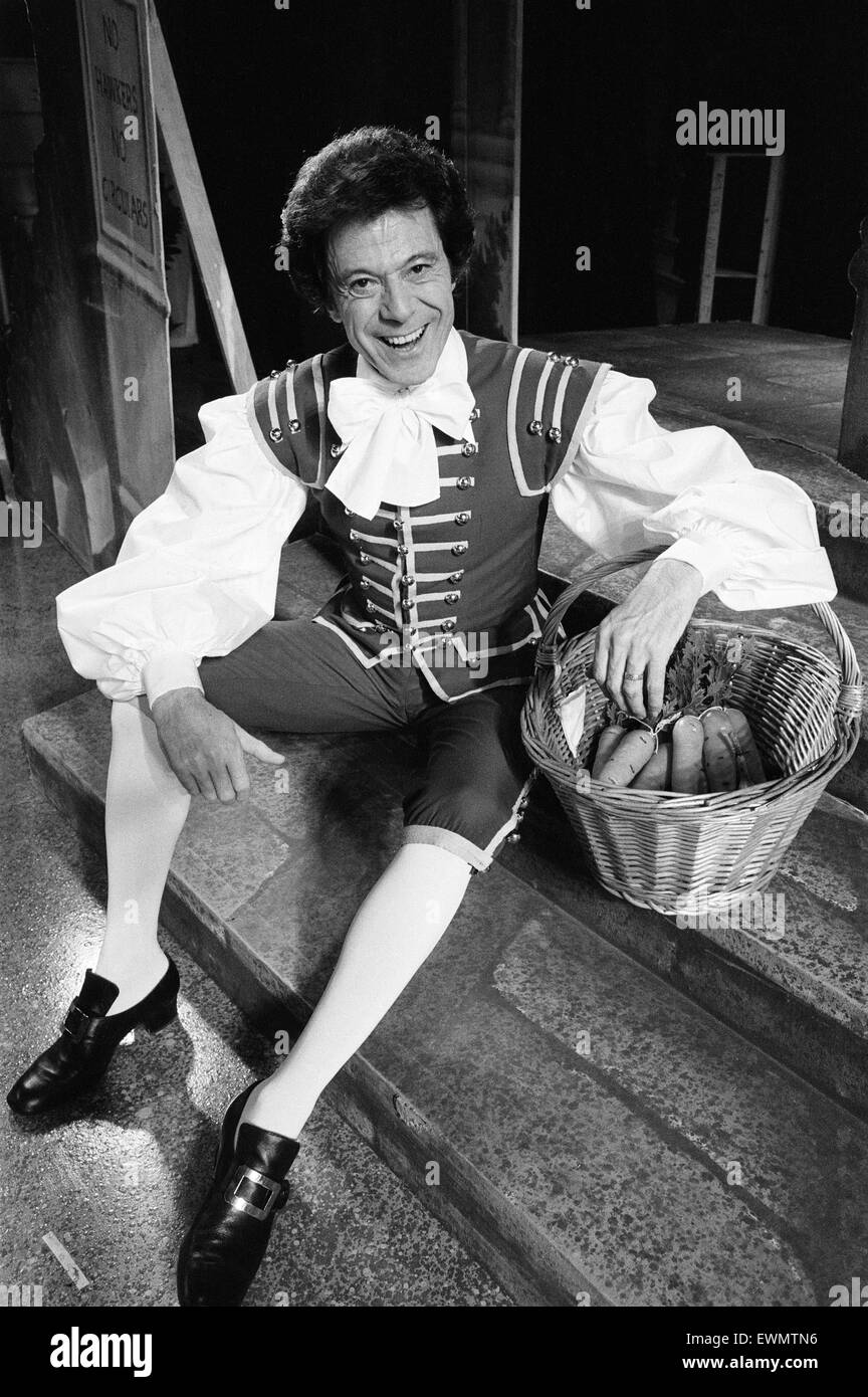 Cinderella Pantomime, Photo-call, Alexandra Theatre, Birmingham, 20th  December 1984. Lionel Blair, director and also plays Buttons Stock Photo -  Alamy