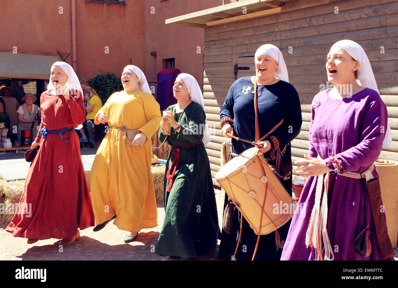 (150629) -- TURKU, June 29, 2015(Xinhua) -- Some women dressed in traditional clothes sing and dance during the annual Medieval Market, in Turku, southwest Finland, on June 28, 2015. The Medieval Market is Finland's largest medieval and historical event held at the Old Great Square of Turku from June 25 to 28. During the four-day event, merchants sold traditional food and handicrafts, and actors performed scene play dressed in ancient costumes. (Xinhua/Zhang Xuan)(azp) Stock Photo