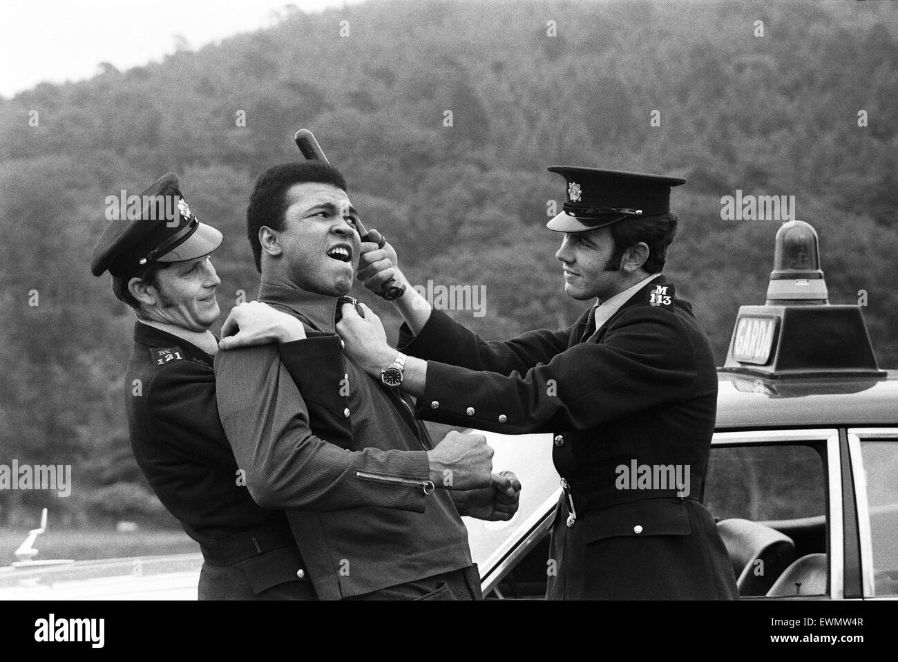 Muhammad Ali messing around with two policeman in Dublin prior to his fight with Alvin Lewis, aka Blue Lewis. 14 July 1972 Stock Photo