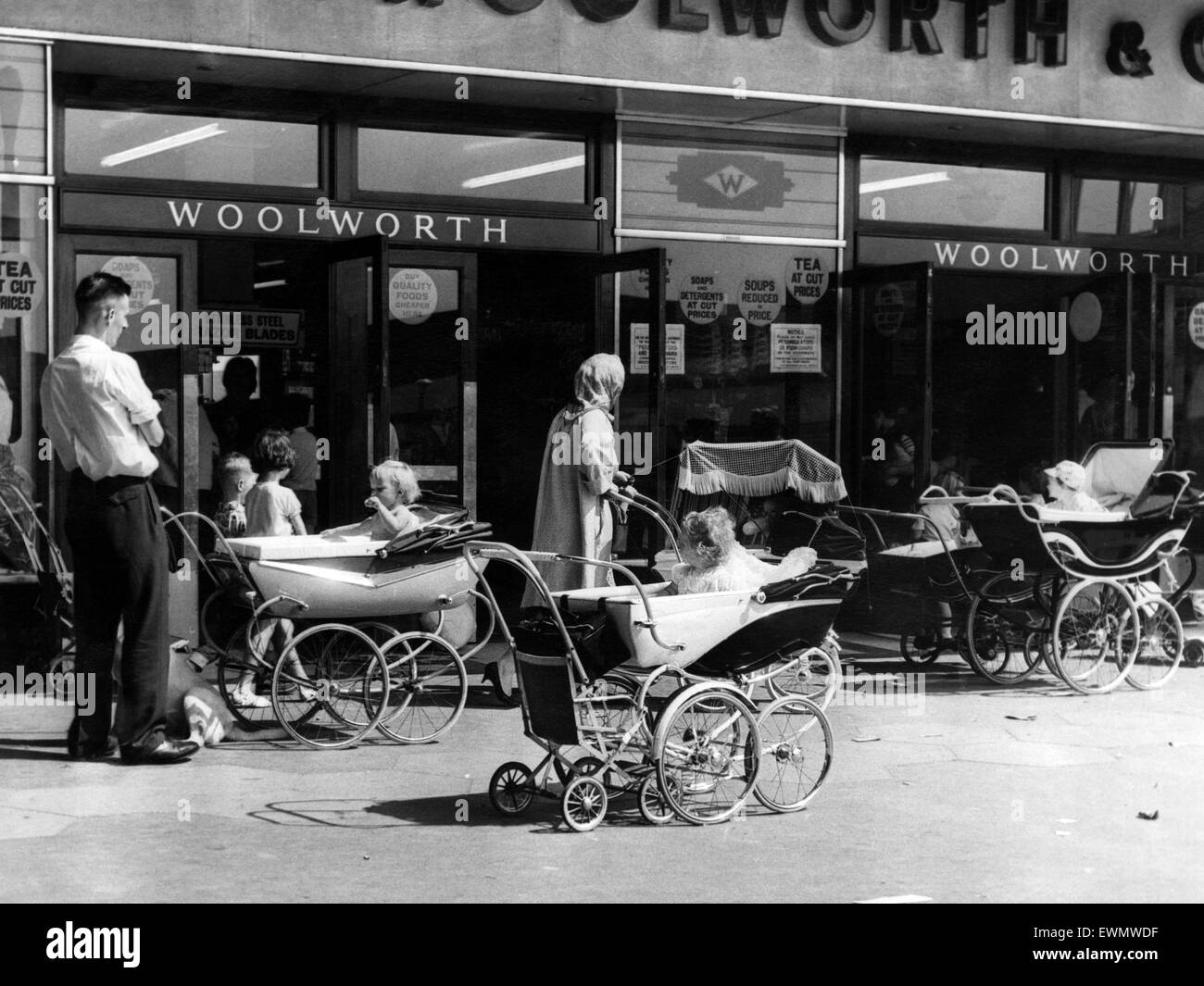Woolworths 1960s Stock Photos & Woolworths 1960s Stock Images - Alamy