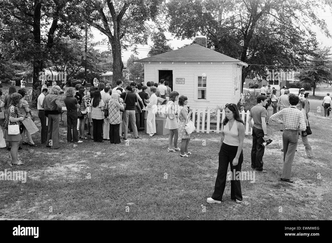 Elvis Presley Fans, visit the birthplace of their idol in Tupelo, Lee County, Mississippi, USA, 27th August 1973. Stock Photo